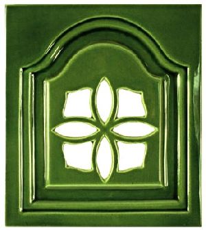 Áttört virágos kapus csempe